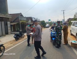 Koramil 424-05/Pagelaran Bagikan Masker, Warga Diingatkan Waspadai Debu Erupsi Gunung Anak Krakatau