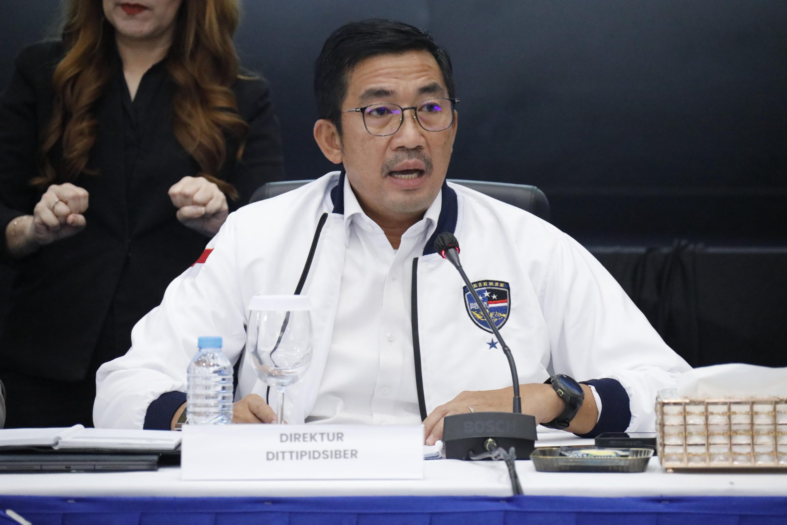 Bareskrim Polri Ungkap Praktik Live Streaming Pornografi di TikTok dan Tevi, Enam Orang Ditangkap 1 Bareskrim Polri Ungkap Praktik Live Streaming Pornografi di TikTok dan Tevi hariandaerah.com/foto humas polri