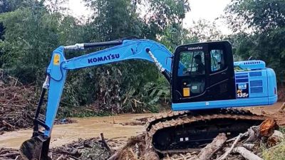 Percepat Pembersihan Krueng Langsa dari Tumpukan Kayu, Pemko Langsa Kerahkan Dua Excavator 11 IMG 20260912 215004