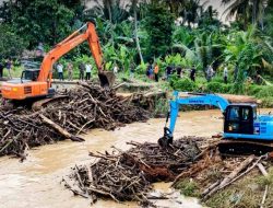 Percepat Pembersihan Krueng Langsa dari Tumpukan Kayu, Pemko Langsa Kerahkan Dua Excavator
