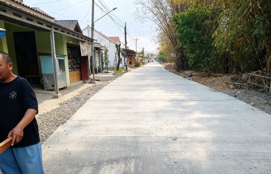 Ekonomi Bergairah! DPU Brebes Tuntaskan Rabat Beton 300 Meter di Kalenpandan, Warga Beri Apresiasi 1 IMG 20260918 152317