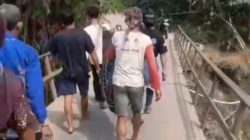 Jembatan Keruhbehet Rusak 9 Bulan Belum Diperbaiki, Warga Mlayang Terpaksa Tandu Pasien Pakai Sarung