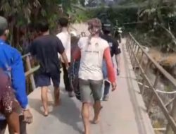 Jembatan Keruhbehet Rusak 9 Bulan Belum Diperbaiki, Warga Mlayang Terpaksa Tandu Pasien Pakai Sarung