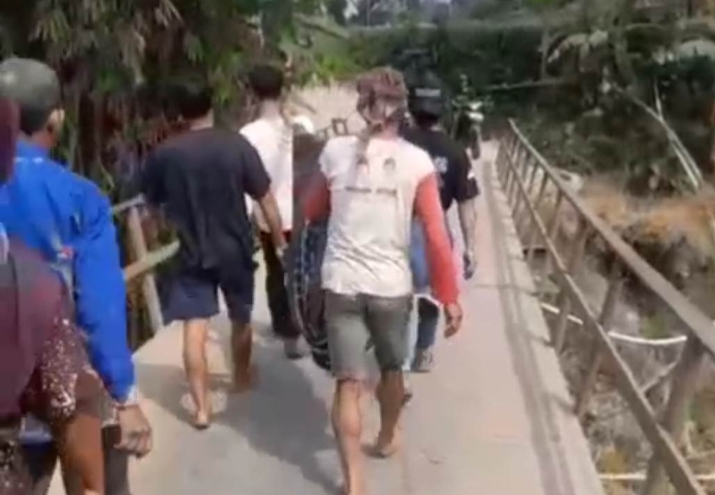 Jembatan Keruhbehet Rusak 9 Bulan Belum Diperbaiki, Warga Mlayang Terpaksa Tandu Pasien Pakai Sarung 1 IMG 20260919 133605