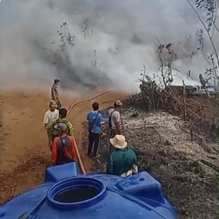 Tanggap Bencana, Aksi Pasutri Anggota DPRD Brebes dan Jateng Pasok Air Bersih hingga Bantu Padamkan Kebakaran Hutan 1 IMG 20261005 144708