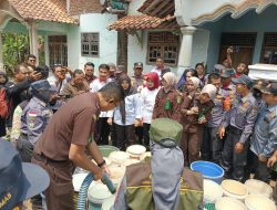 Kejari Brebes dan ASLINMAS Salurkan 50 Ribu Liter Air Bersih untuk Warga Taraban yang Krisis Air